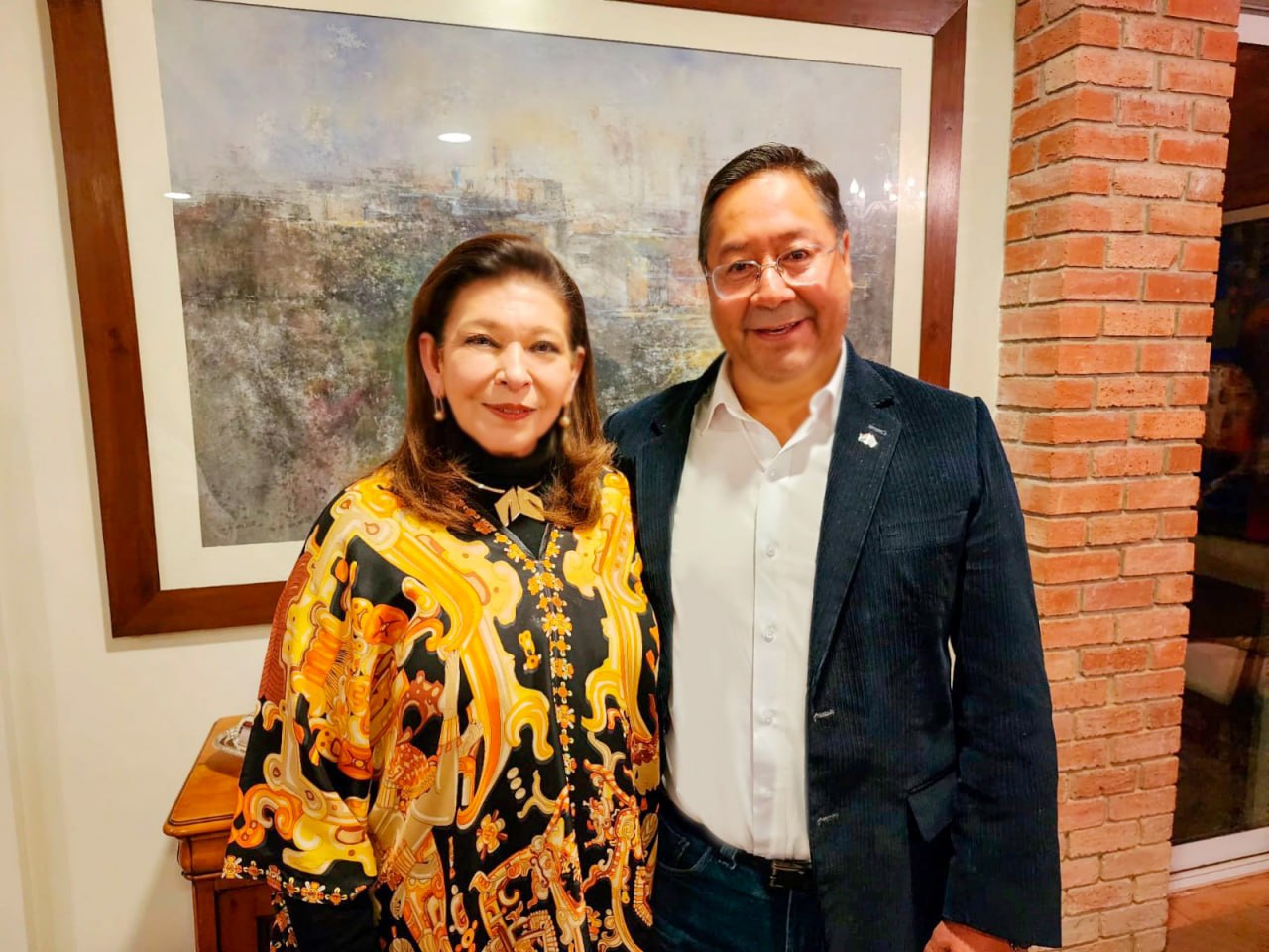 El presidente Luis Arce junto a la embajadora de México, María Teresa Mercado. @LuchoXBolivia