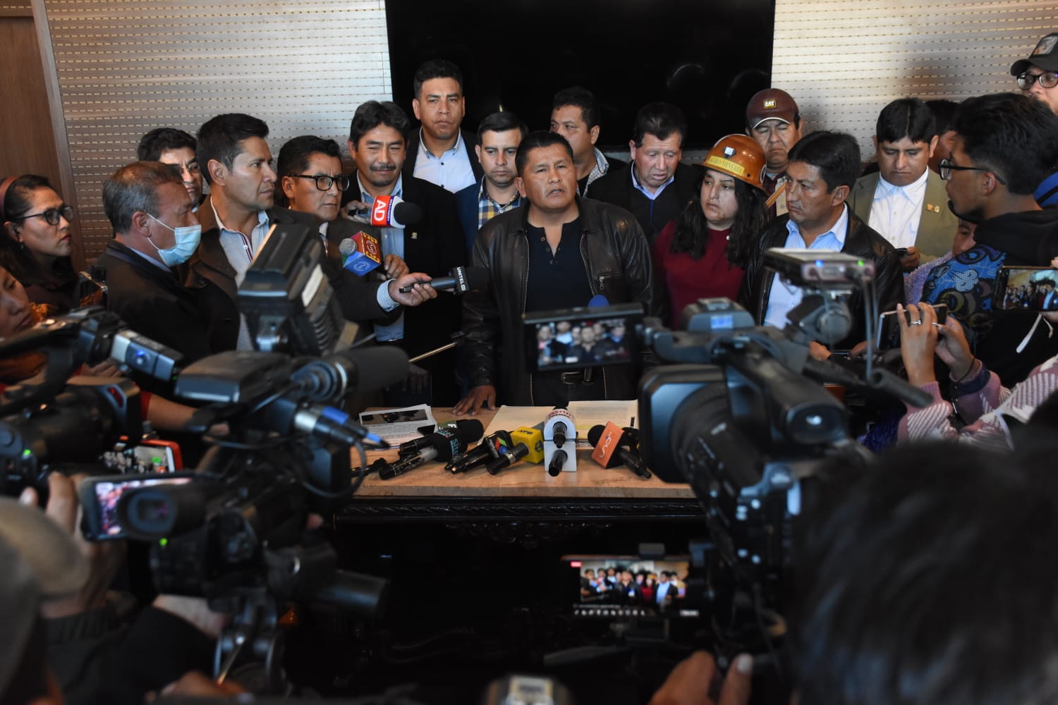 Bancada del MAS y sectores sociales califican de “traición” censura de Del Castillo y denuncian que “evistas” se aliaron con “verdugos y golpistas”