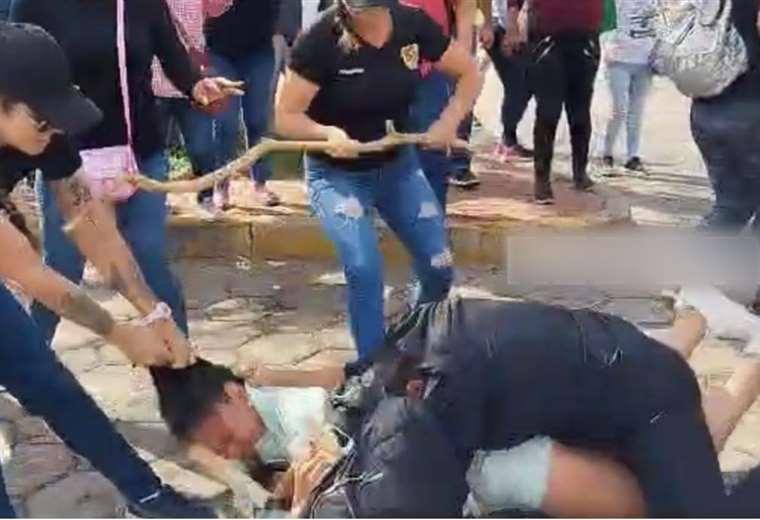 Fiscalía ordena aprehender a cinco personas vinculadas con la golpiza a la asambleísta Cruz 