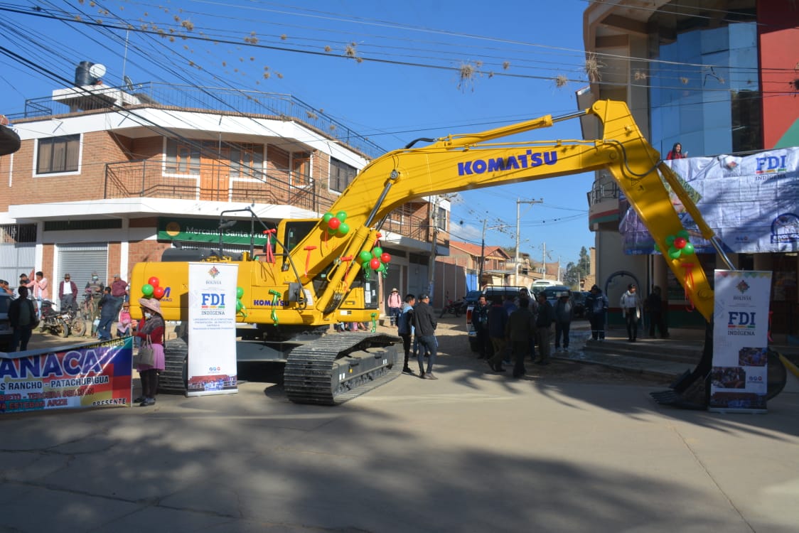La excavadora hidráulica entregada al municipio de Arbieto. Foto: MDRyT.