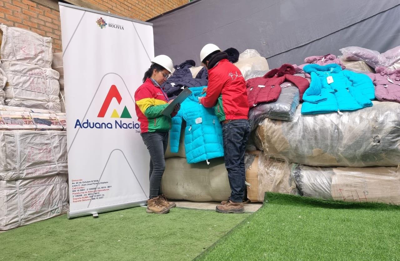 Aduana evita contrabando de 7 toneladas de chamarras, frazadas y sábanas chinas en Oruro