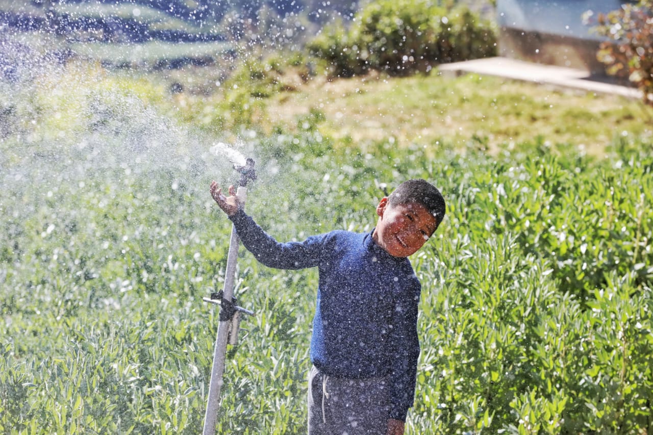 Entregan dos sistemas de riego y una unidad educativa en Chuma