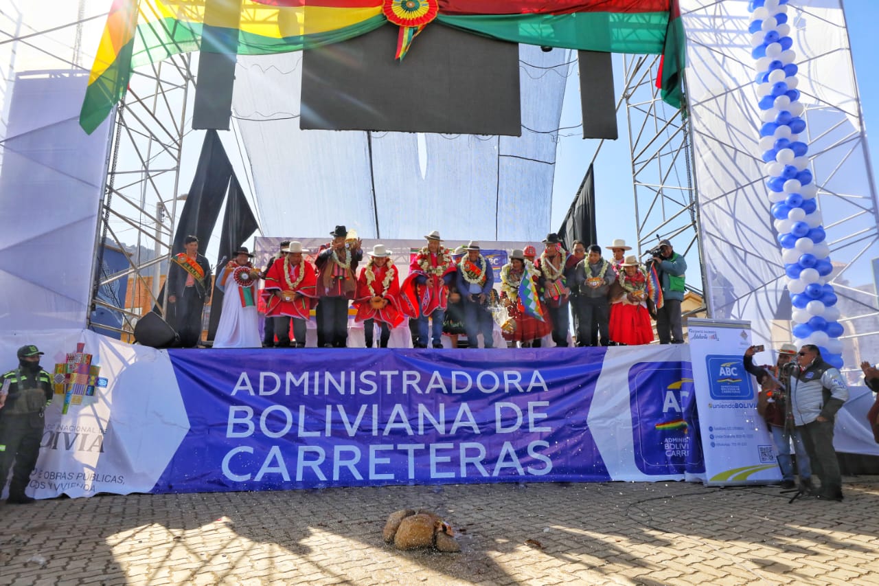 El presidente Luis Arce en la inauguración de obras de la carretera Escoma – Pacobamba. Foto: Comunicación Presidencial.