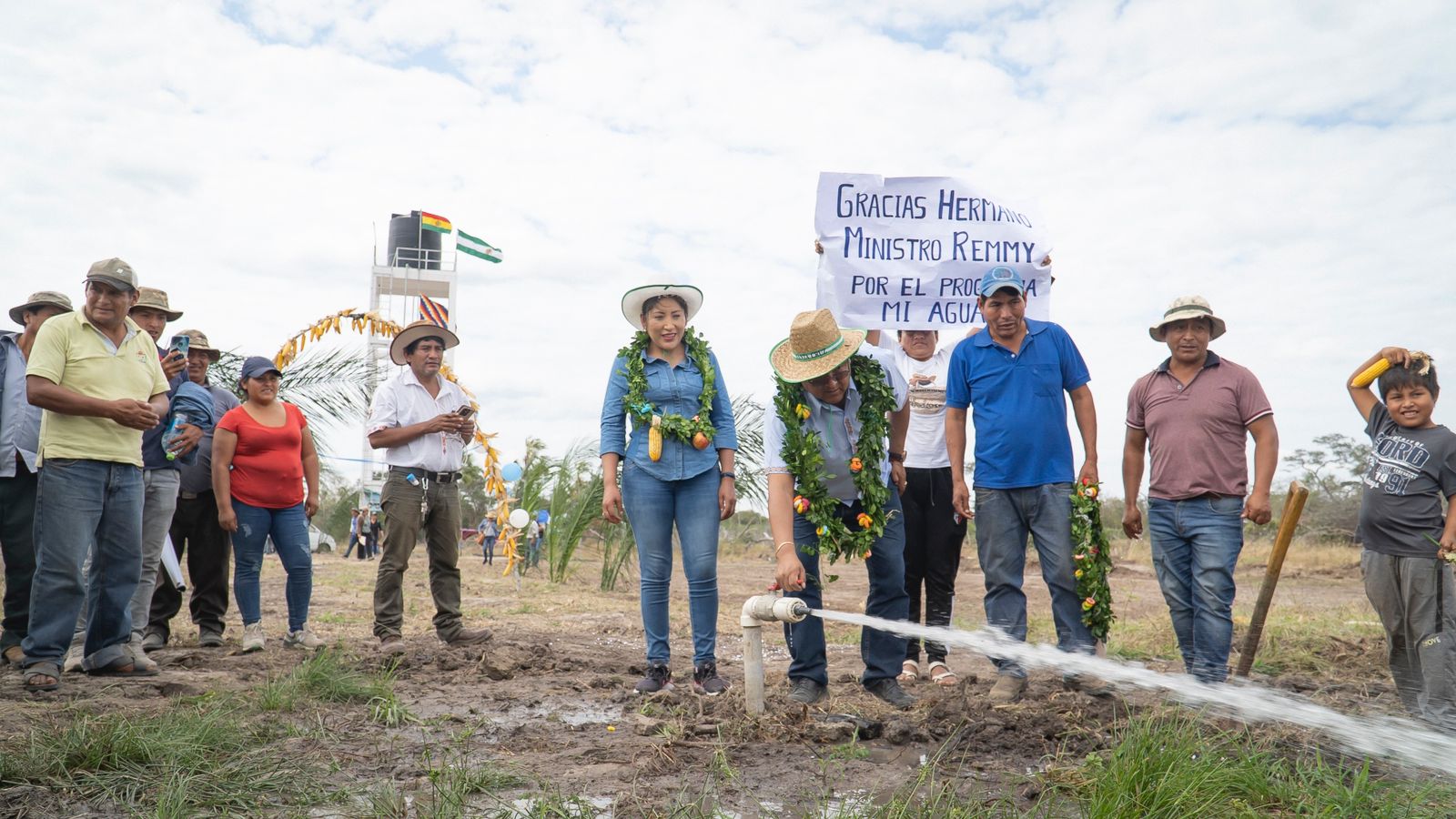 En Santa Cruz perforan pozos en roca y entregan sistemas de agua para consumo humano, el ganado y la agricultura
