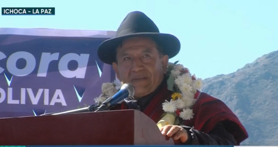 Vicepresidente entrega unidad educativa y cancha de futbol en la provincia Inquisivi