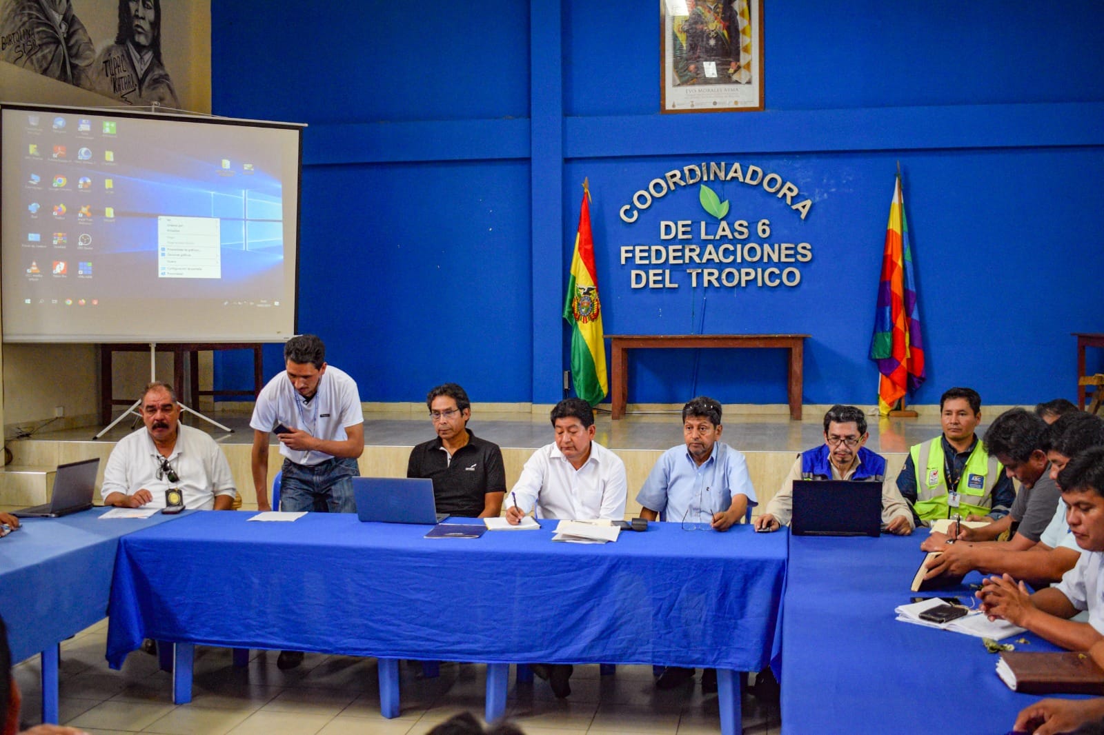 Gobierno y seis federaciones del trópico de Cochabamba acuerdan agilizar construcción de carreteras y mejorar las telecomunicaciones