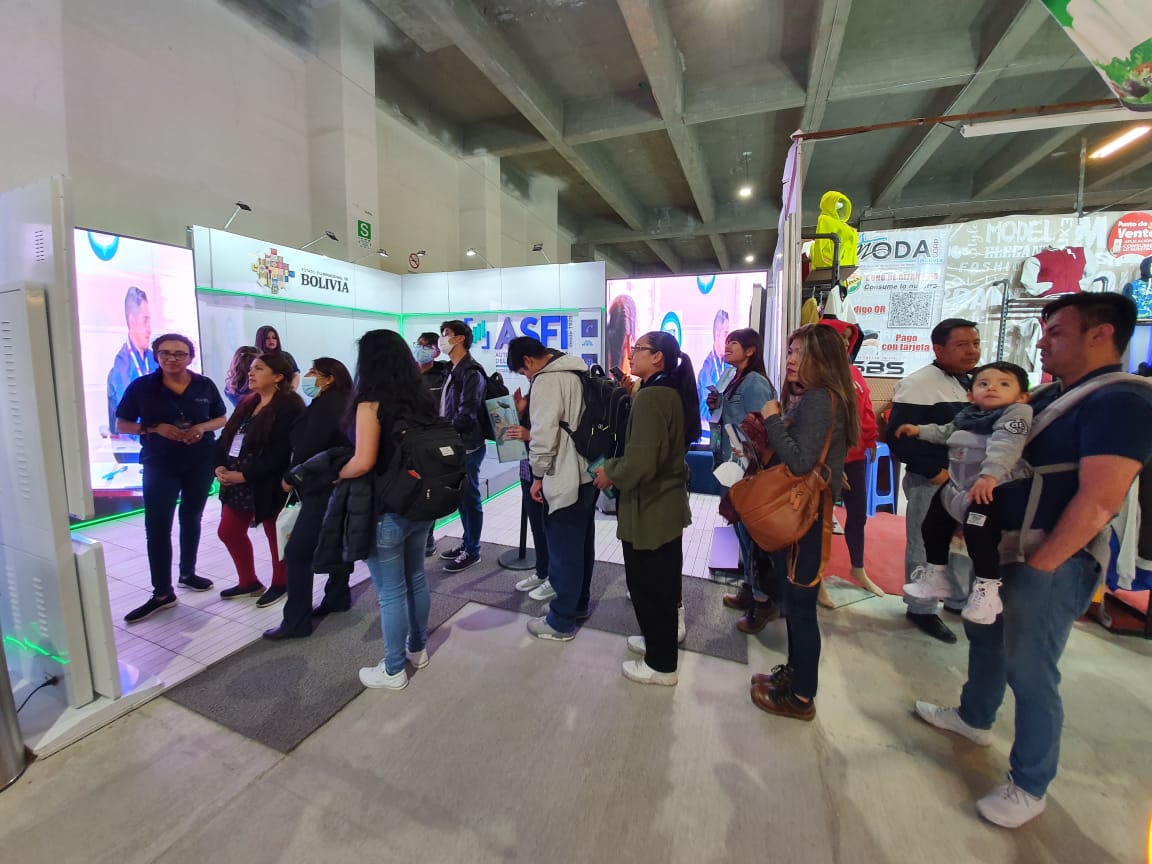ASFI atiende consultas y promueve el hábito del ahorro en la feria La Paz Expone 2023