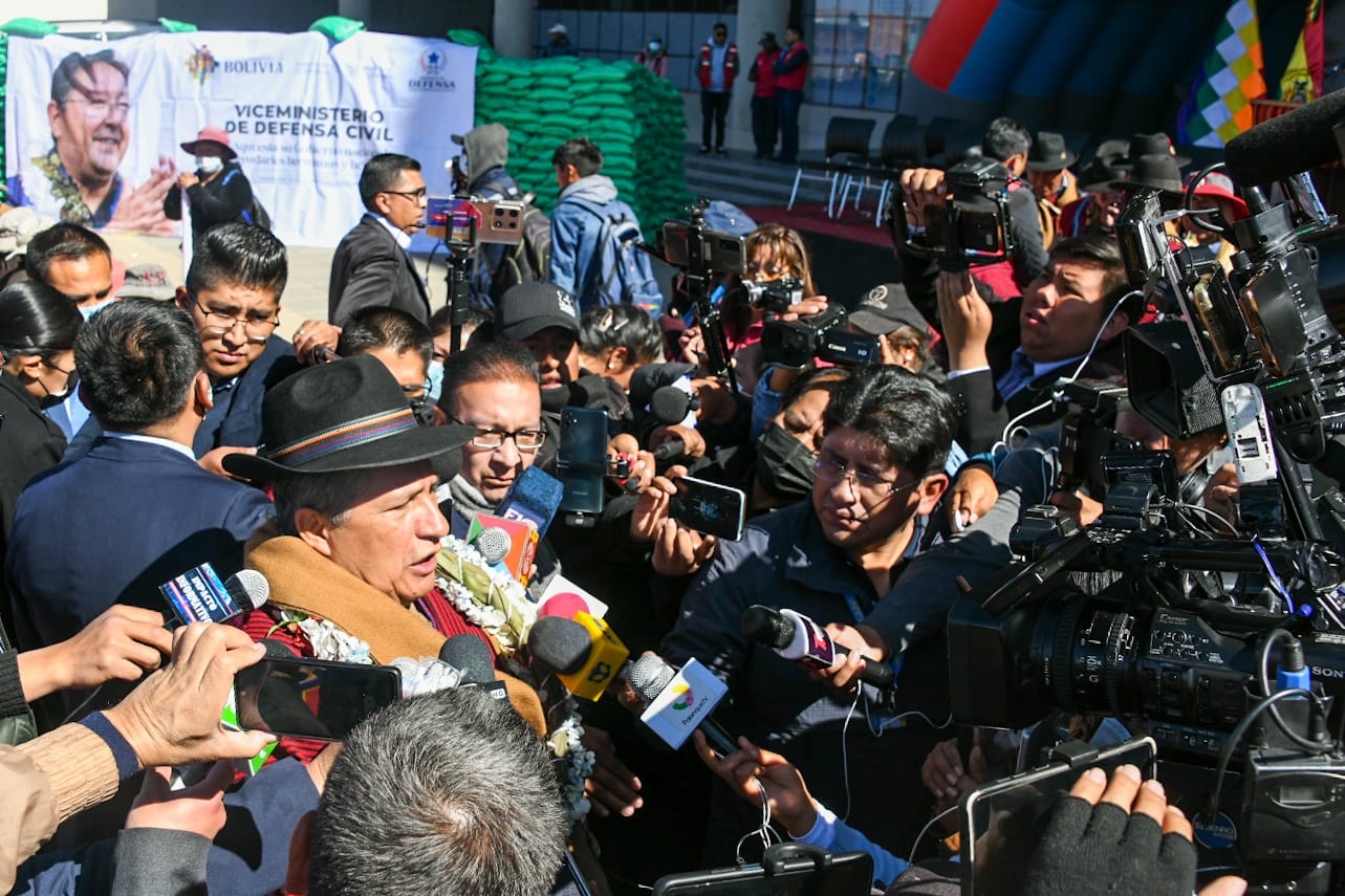 El ministro de Defensa, Edmundo Novillo, en declaraciones a los medios de comunicación. Foto: Mindef.