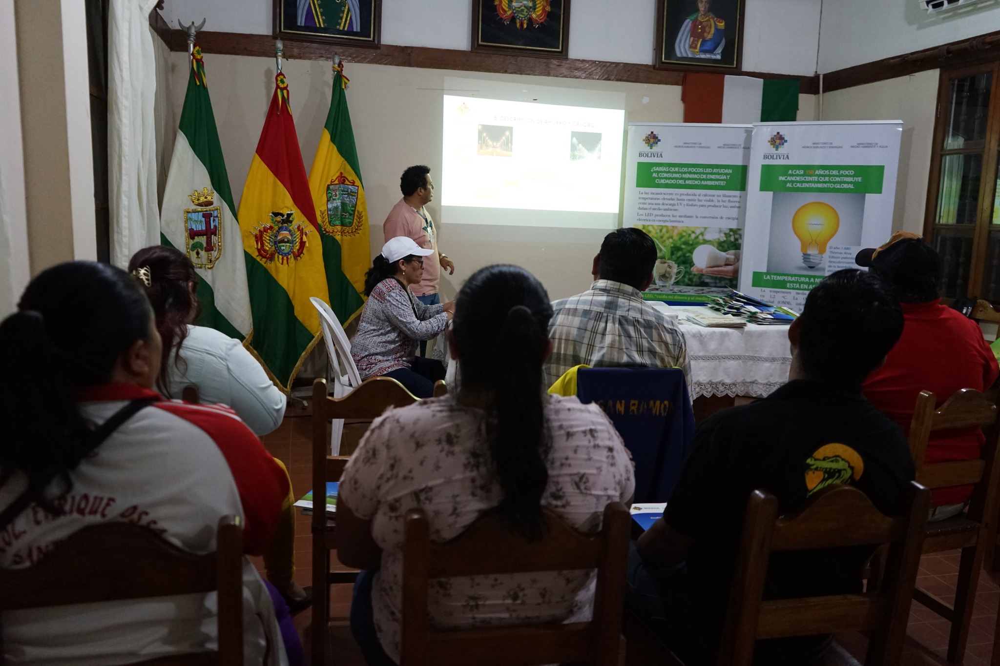 Socializan en municipios de Santa Cruz los beneficios del uso de luminarias con tecnología LED