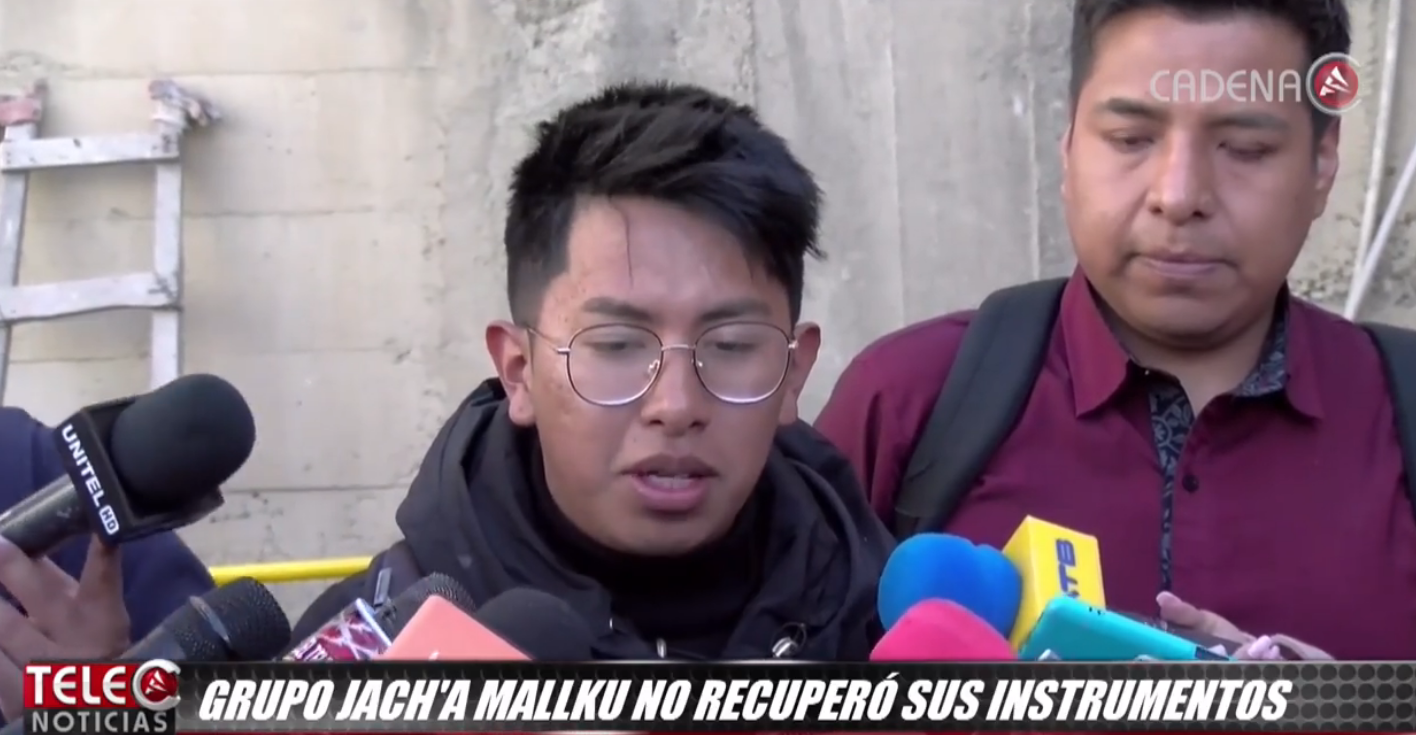 Integrantes de Jach’a Mallku declaran en la Felcc por el robo de sus instrumentos musicales