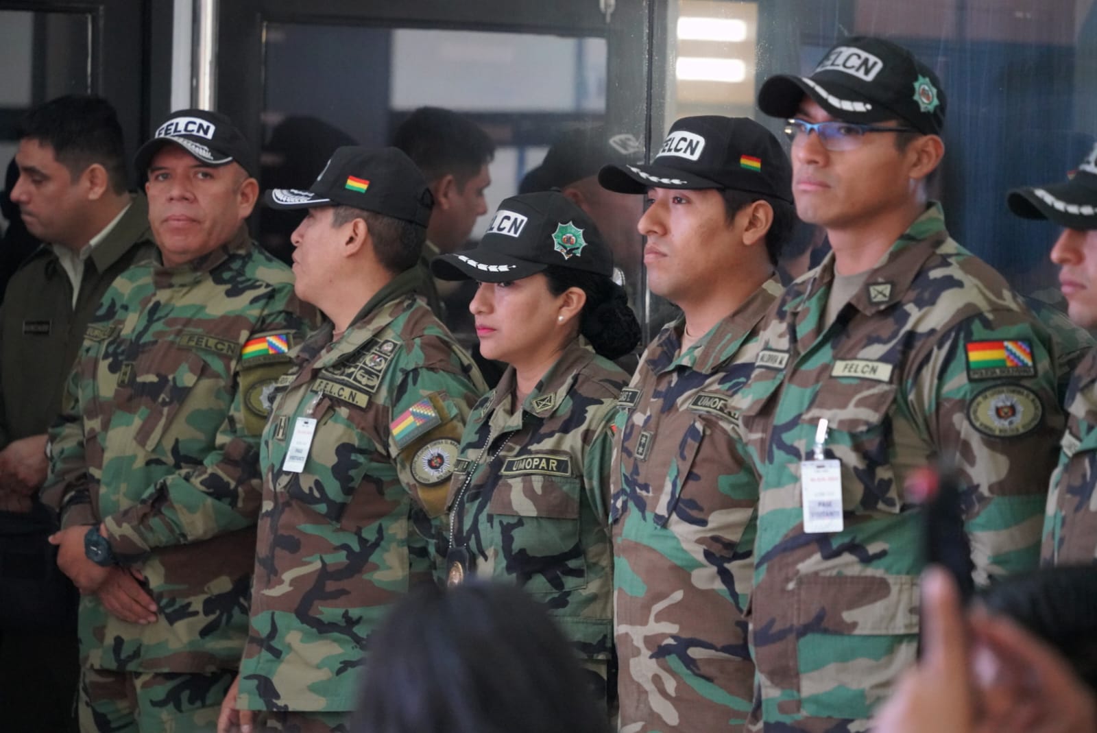 Gobierno entrega 80 cámaras corporales a la Felcn para reforzar controles en el aeropuerto de Viru Viru