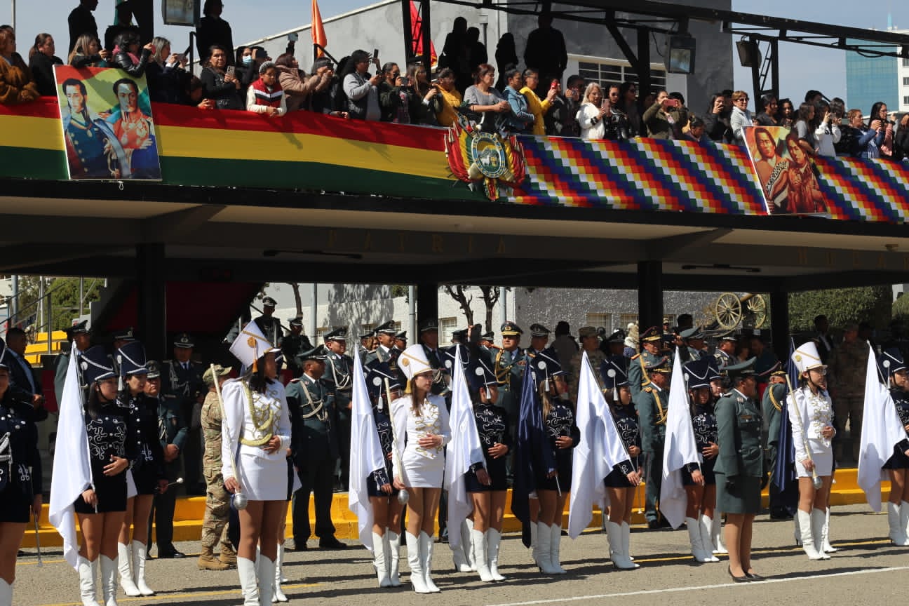 Ejercitó rinde homenaje a La Paz con un desfile estudiantil en el Colegio Militar