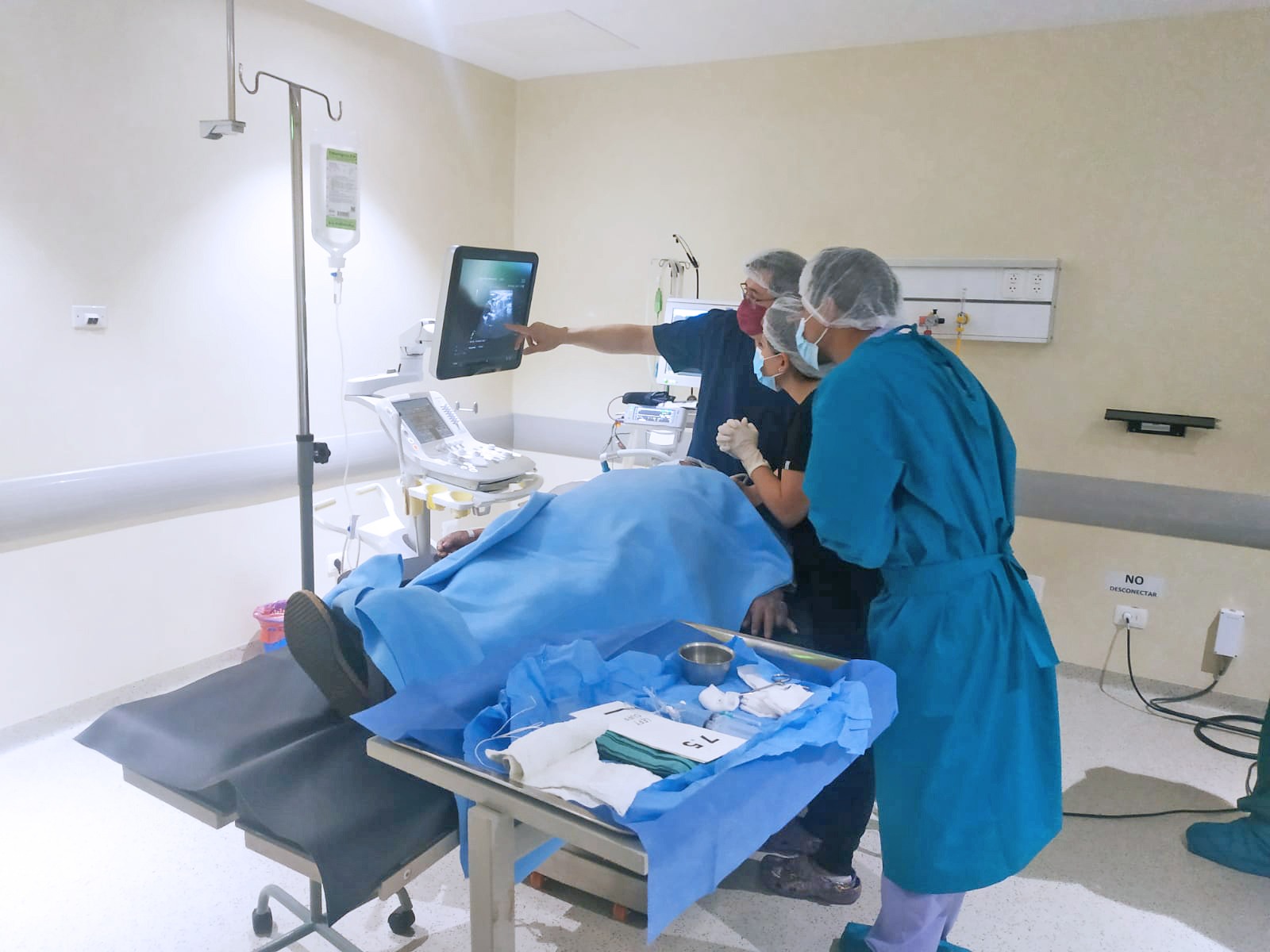 Dos pacientes oncológicos del CMNyR de El Alto reciben tratamiento del dolor de un destacado anestesiólogo brasileño