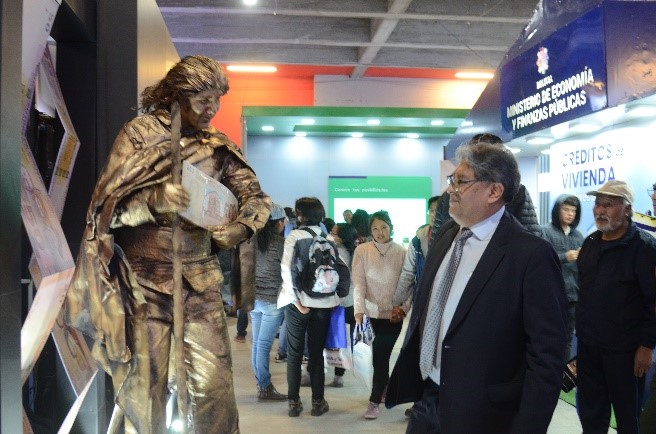 La estatua humana de Túpac Katari se encargó de dar la bienvenida al stand del BCB. Foto: BCB.