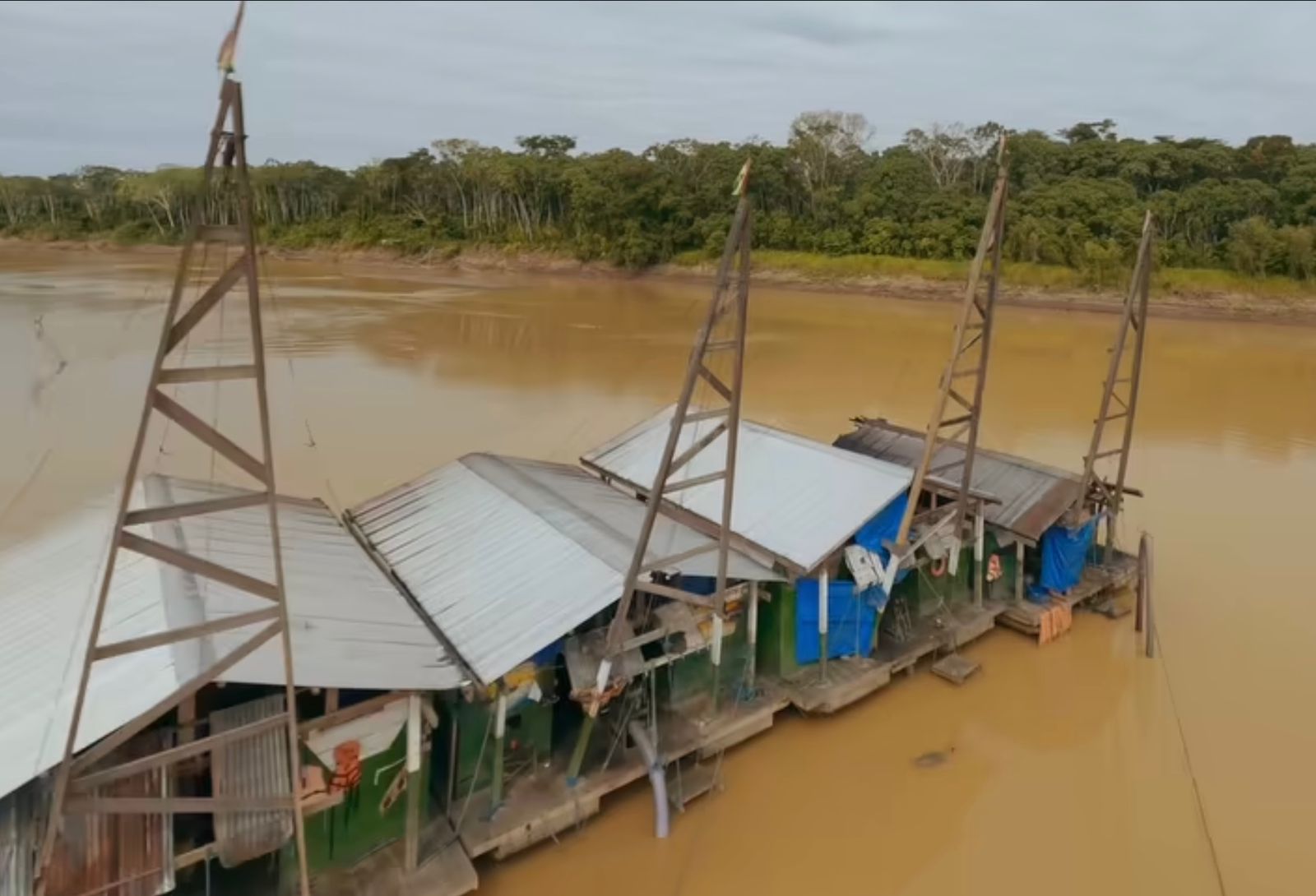 El operativo en el río Madre de Dios permitió la destrucción de 27 dragas y 57 personas aprehendidas. Foto: Ajam.