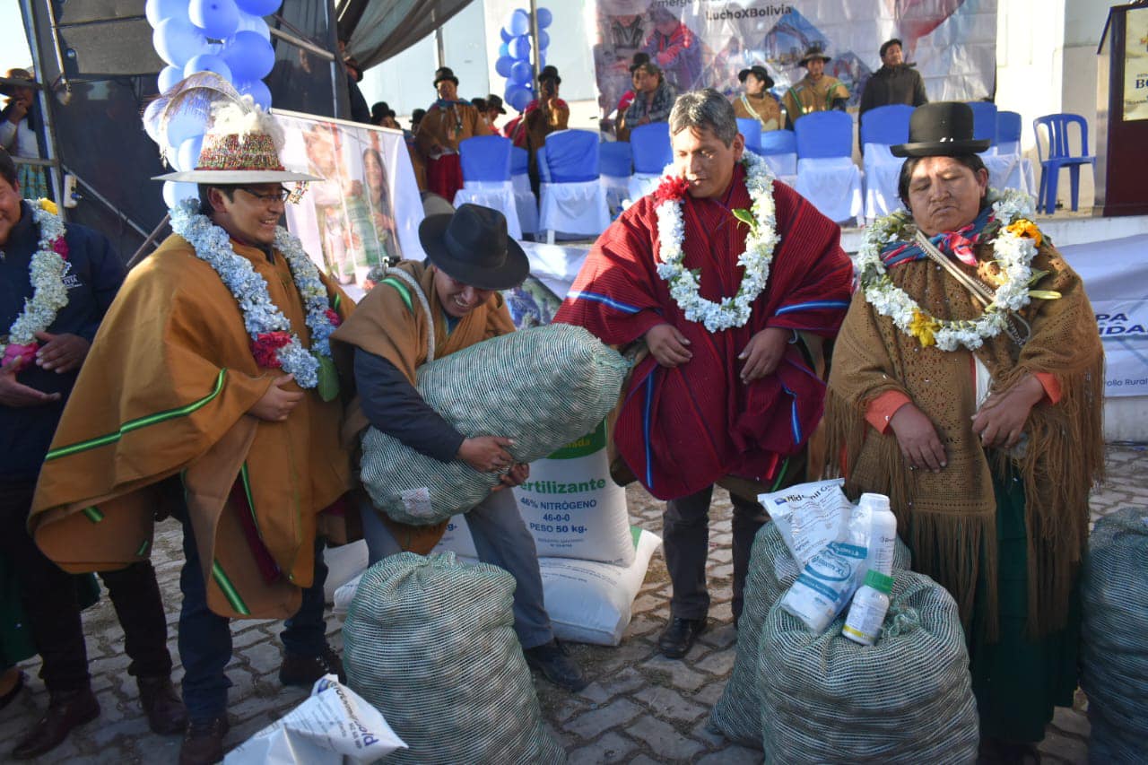 Desarrollo Rural entrega semillas de papa e insumos agrícolas a más de 20 municipios paceños