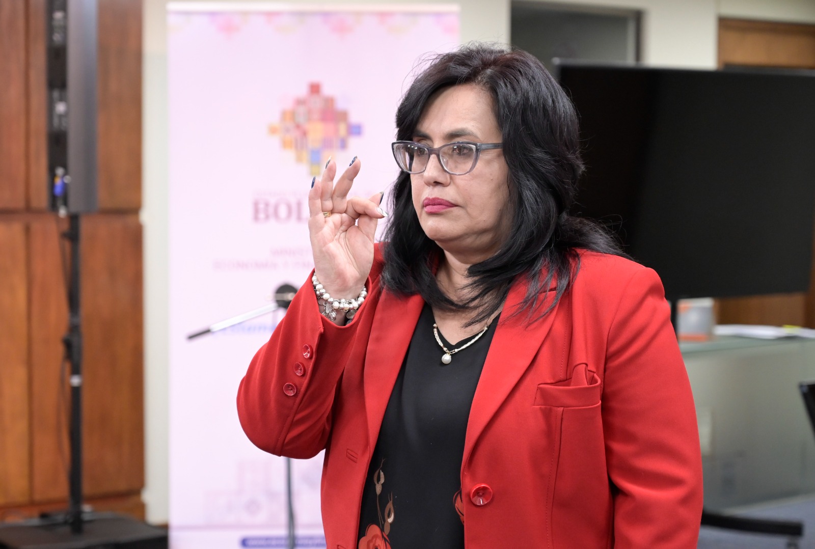 Posesionan a Ivette Espinoza como directora de la ASFI