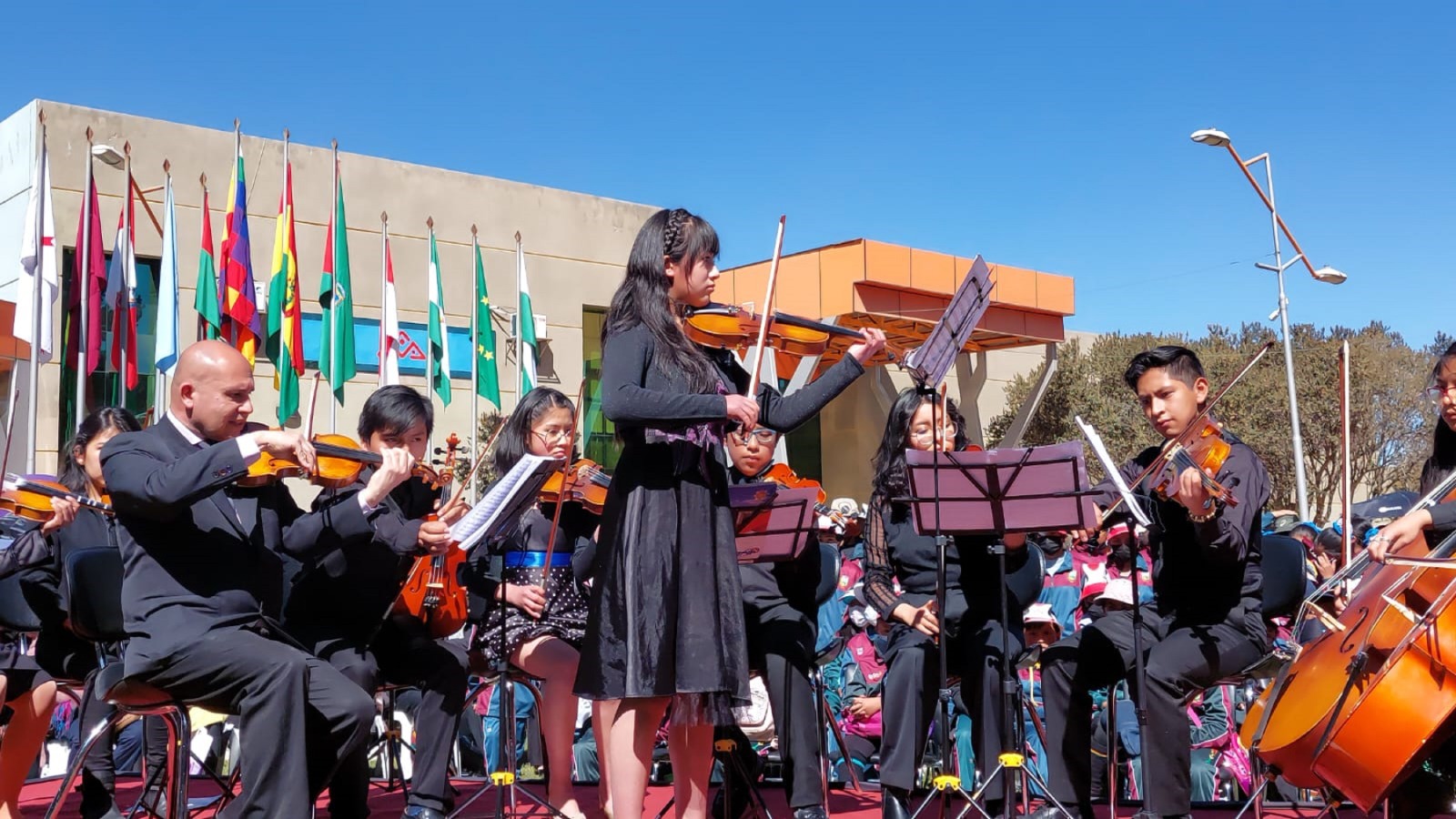 Niños, niñas y jóvenes alteños acceden a cursos gratuitos para interpretar instrumentos de cuerda