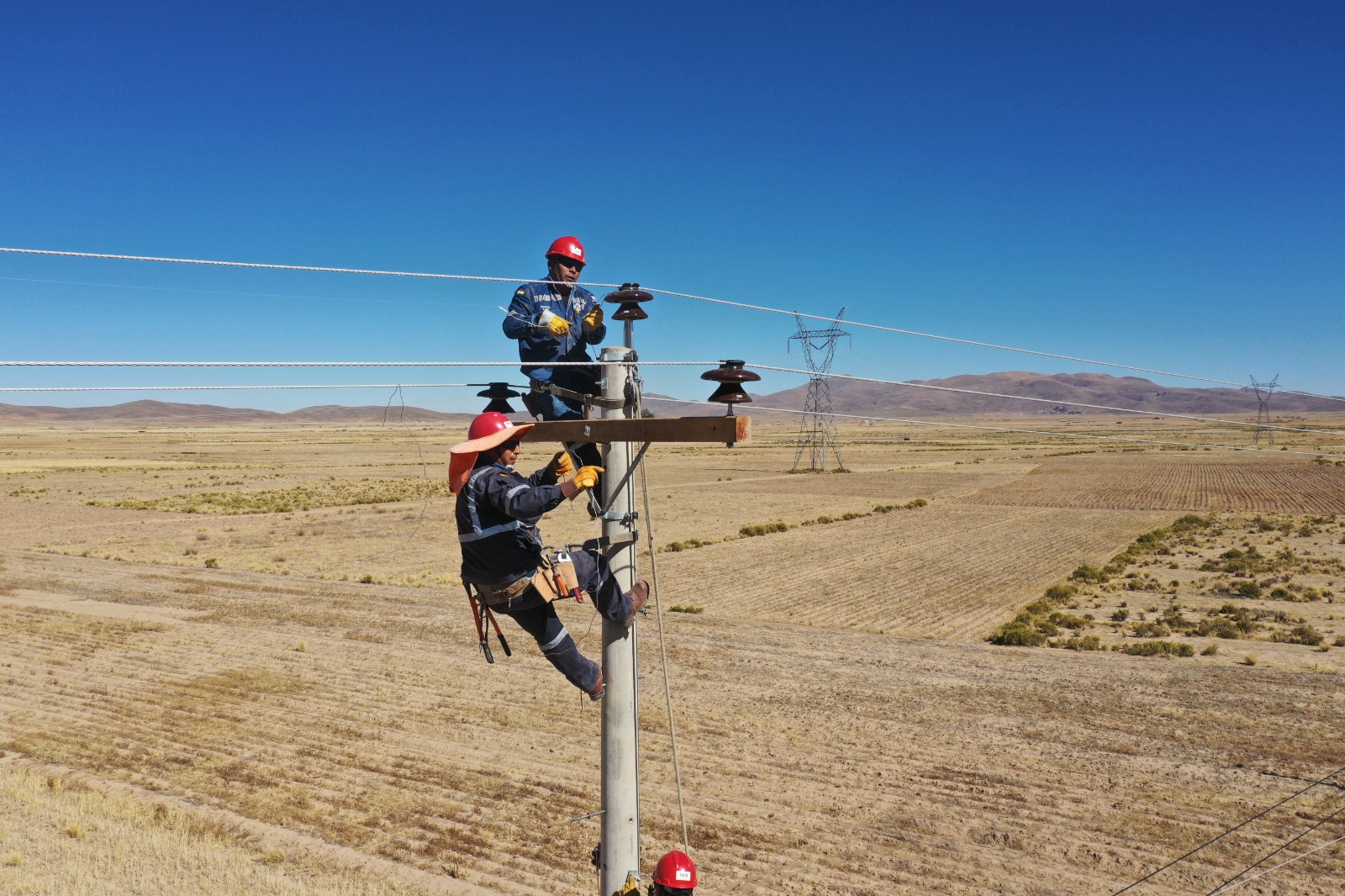 ENDE inicia mejoras en la red eléctrica de seis provincias de La Paz