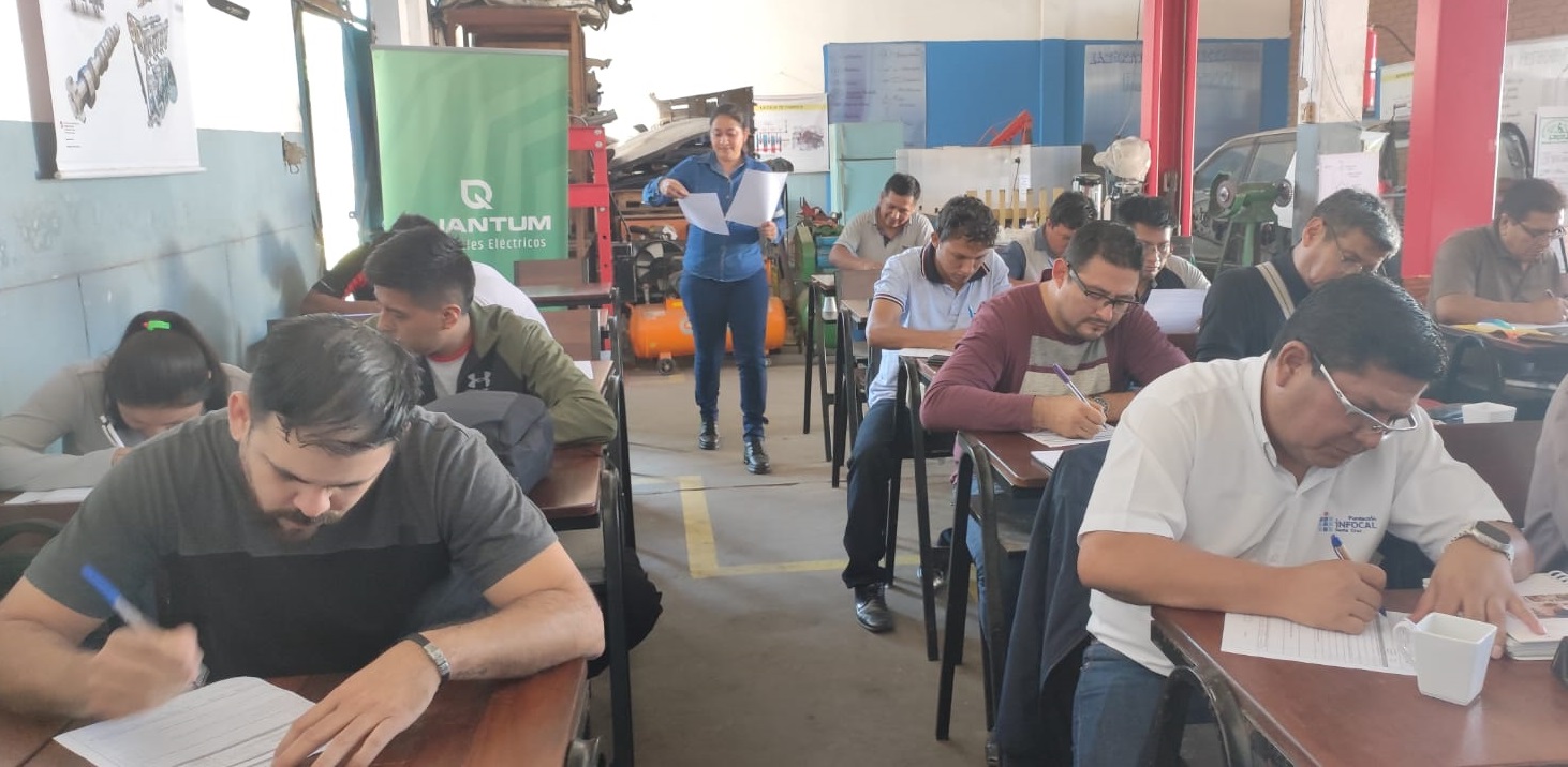 Organizan curso para especializar a docentes en vehículos eléctricos e híbridos