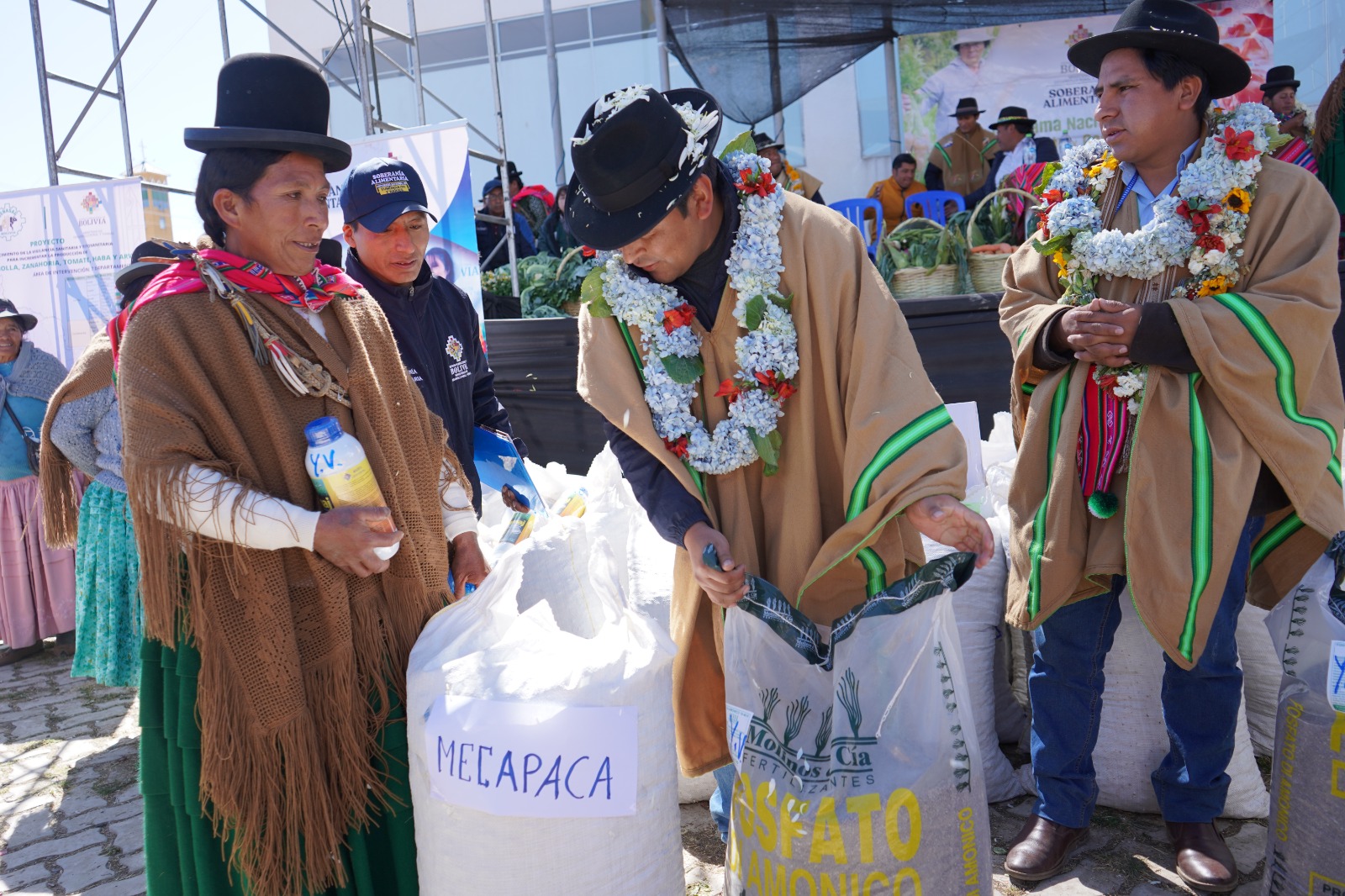 Entregan semillas e insumos por Bs 1,7 millones a tres municipios de La Paz para mejorar el rendimiento productivo y reactivar el desarrollo