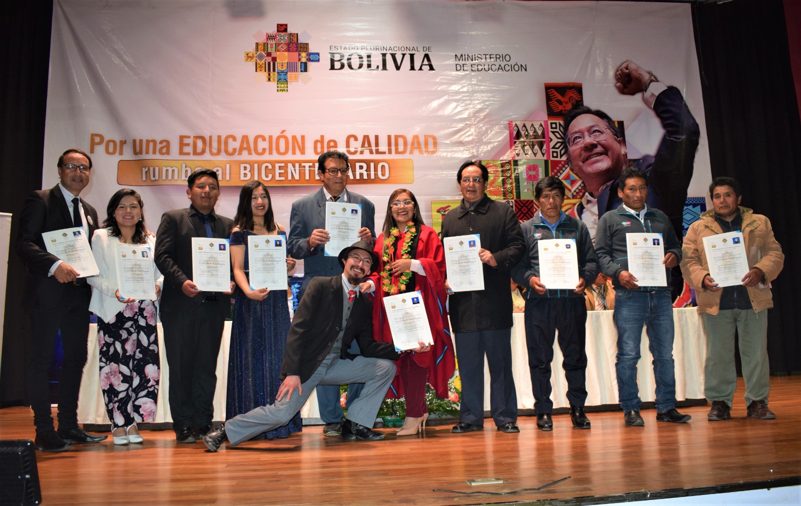 Educación entrega 473 certificados de competencia a trabajadores del departamento de La Paz