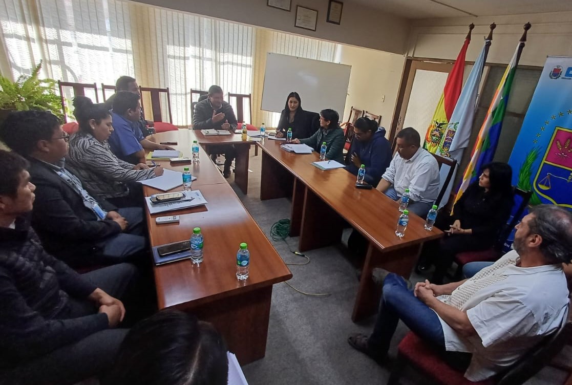 Reunión entre autoridades del Ministerio de Educación y el Instituto de Educación Integral y Formación Artística "Eduardo Laredo". Foto: MinEdu.