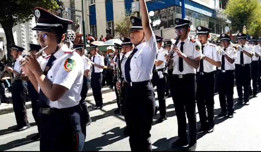 Estudiantes de 40 unidades educativas protagonizaron el primer desfile cívico escolar de las 20 provincias de La Paz