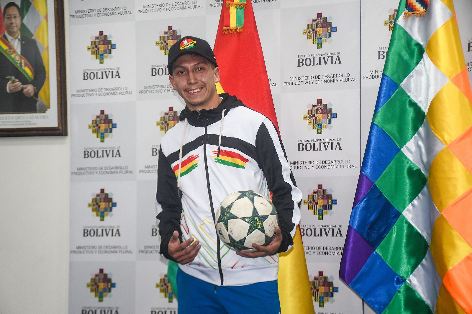 El campeón boliviano y continental de fútbol freestyle 2022, José Alberto Menacho. Foto: MDPyEP.