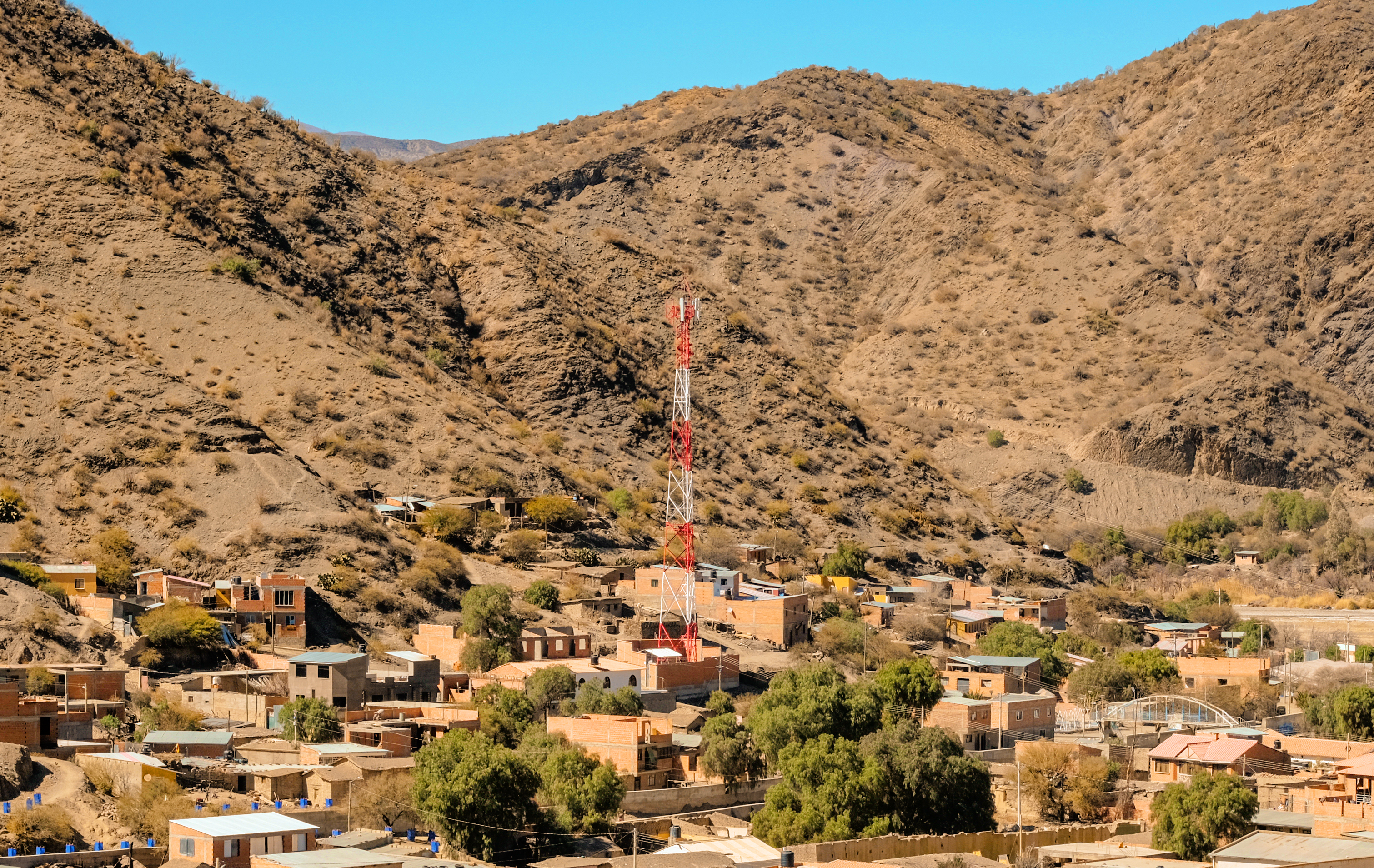 Cotagaita festeja por llegada de los servicios de Entel con despliegue de estación Radio Base y Fibra Óptica Al Hogar