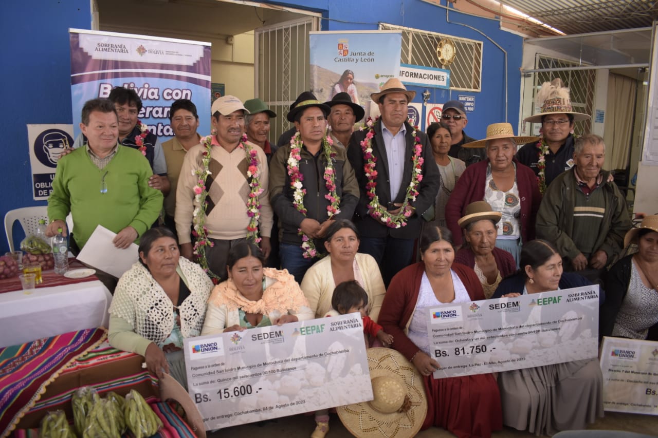 Entrega de cheques a los productores. Foto: MDRyT.