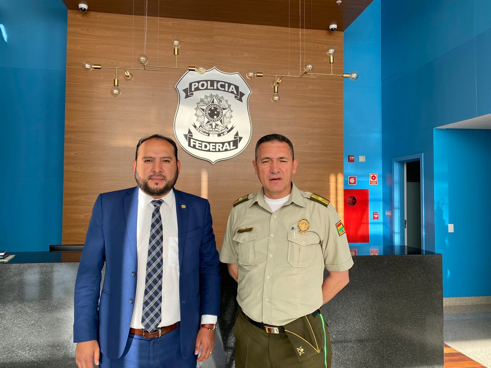 El viceministro de Seguridad Ciudadana, Roberto Ríos, junto al subcomandante general de la Policía Boliviana, Augusto Russo, tras sostener una reunión con autoridades de Brasil. Foto: MinGob.