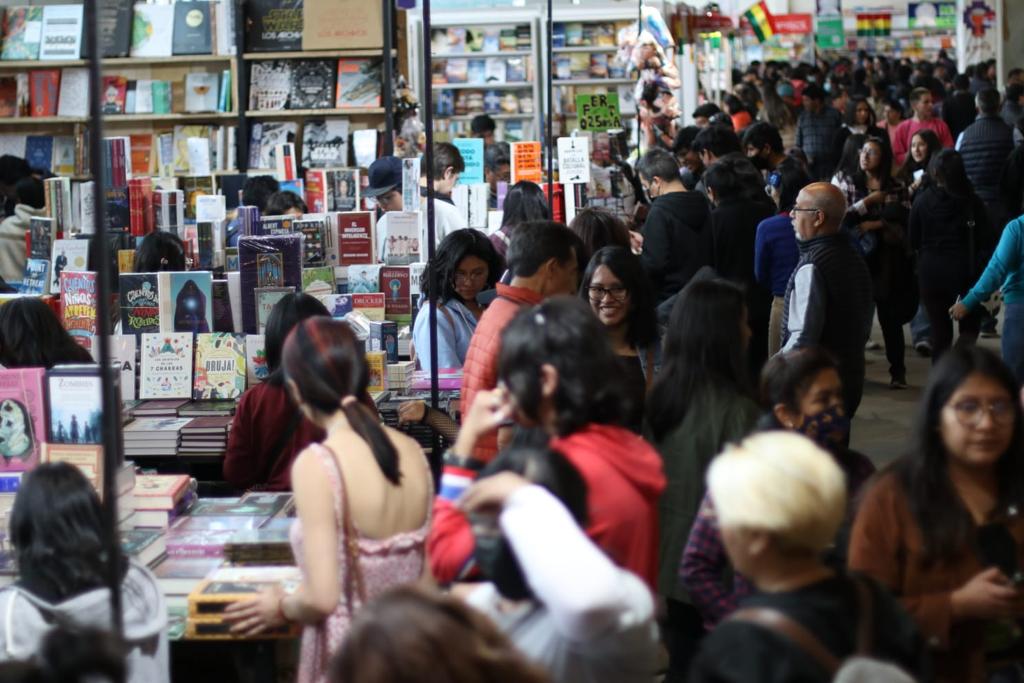 Multitudinaria asistencia a la Feria del Libro de La Paz por el día de ingreso libre