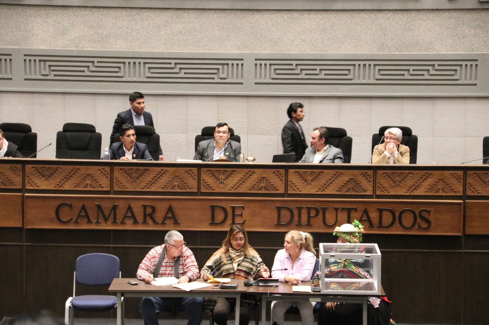 Los diputados en una sesión plenaria. Archivo.