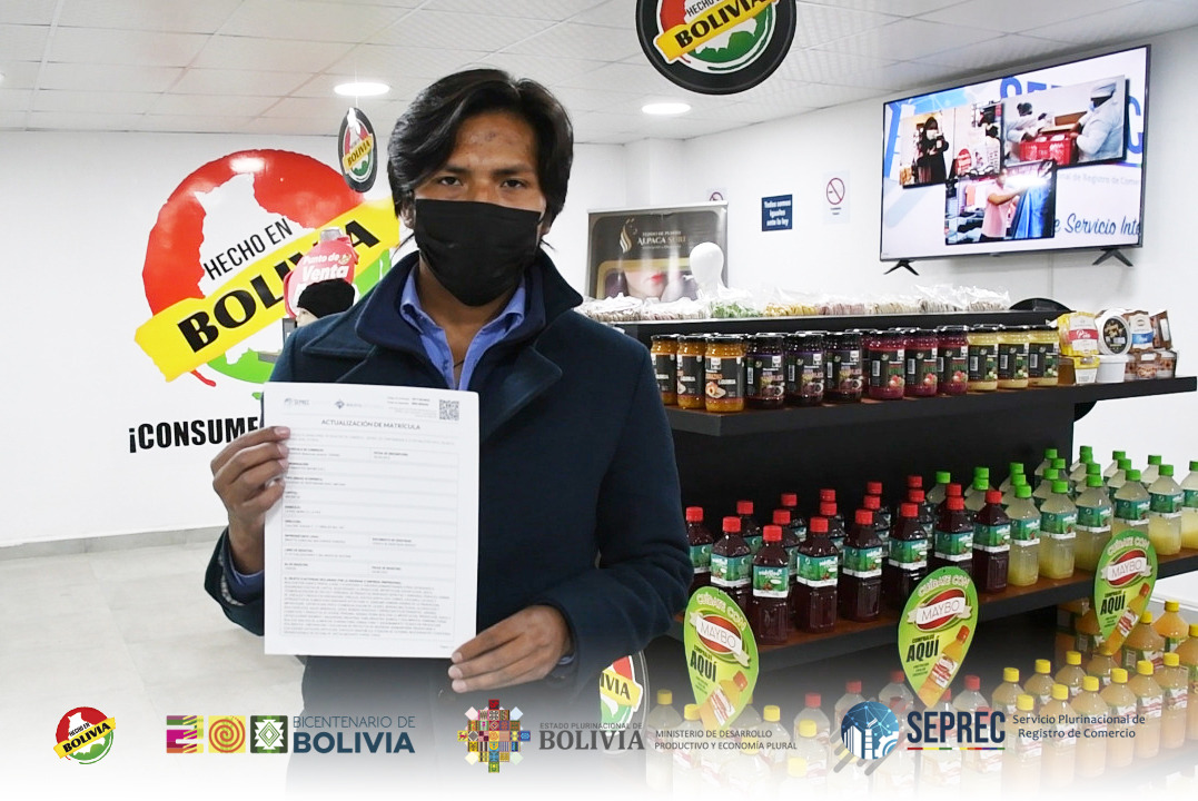 Un emprededor con su Matrícula Comercial en mano. Foto: Seprec.