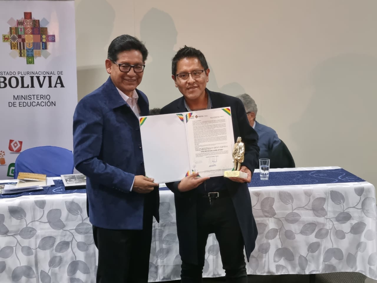 Educación premia a 10 maestros por la producción de textos y presenta el libro “Warisata, La Escuela - Ayllu”