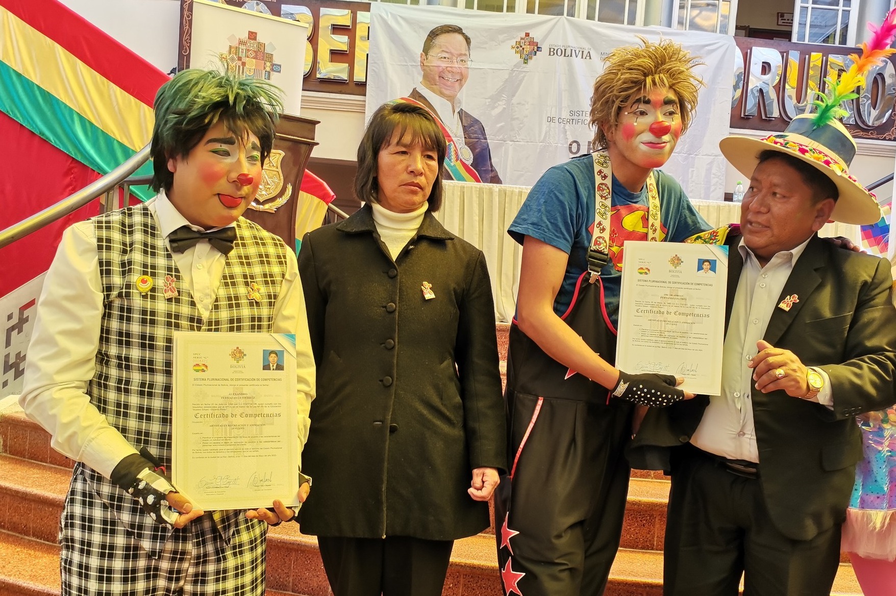 Mas de un centenar de trabajadores orureños recibieron certificados de competencias del Ministerio de Educación