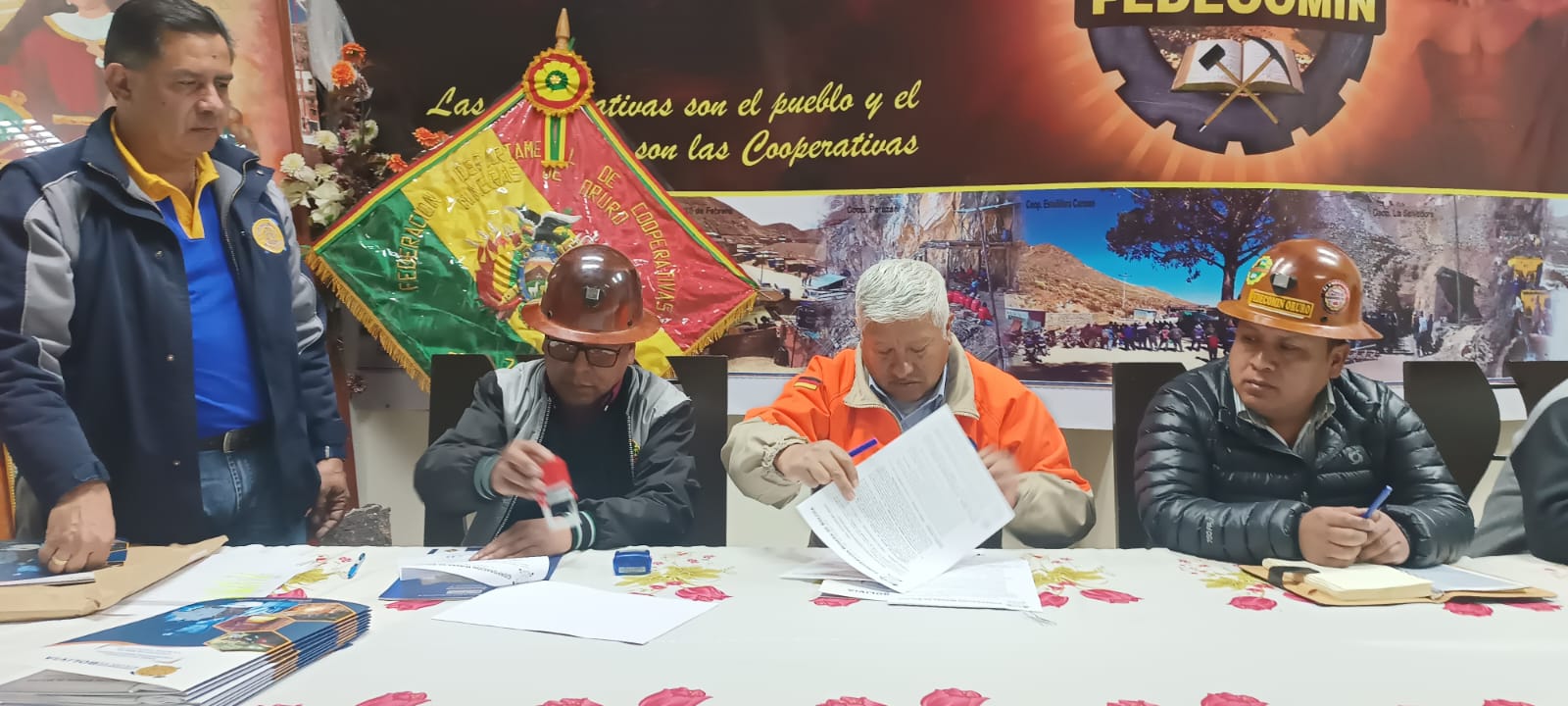 Comibol y Fedecomin de Oruro firman contratos para exploración, explotación y venta de minerales
