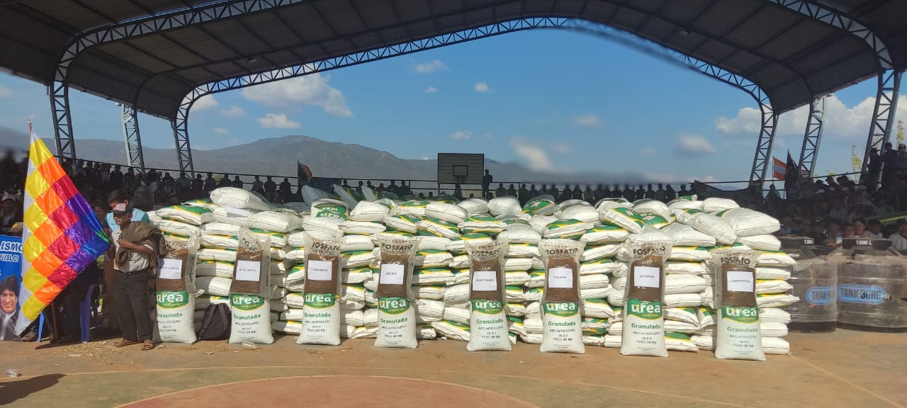 Entregan más de 588 toneladas de insumos agrícolas a familias de 9 municipios cruceños afectados por la sequía