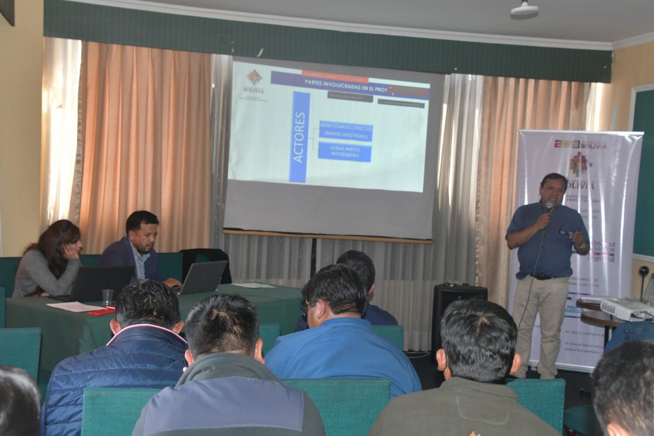 Gobierno destaca proyectos de electrificación que prevén impacto social y ambiental