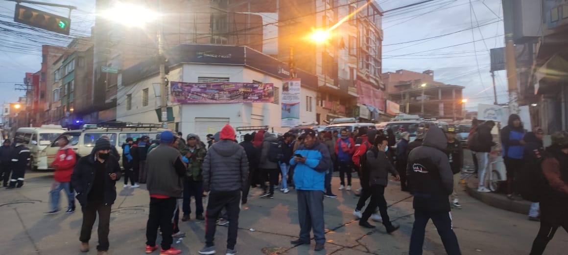 Chóferes acatan paro y bloqueo este lunes en la ciudad de El Alto