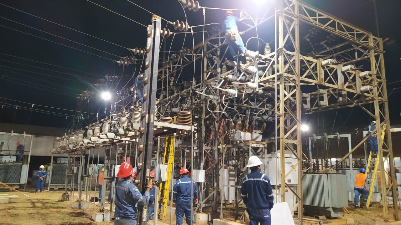 Fiscalización de Electricidad supervisa instalación de nuevo transformador en El Palmar, Riberalta 