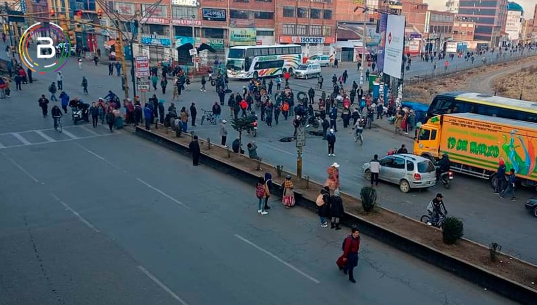 Continúan suspendidas las salidas hacia el occidente y oriente desde las terminales por el paro en El Alto