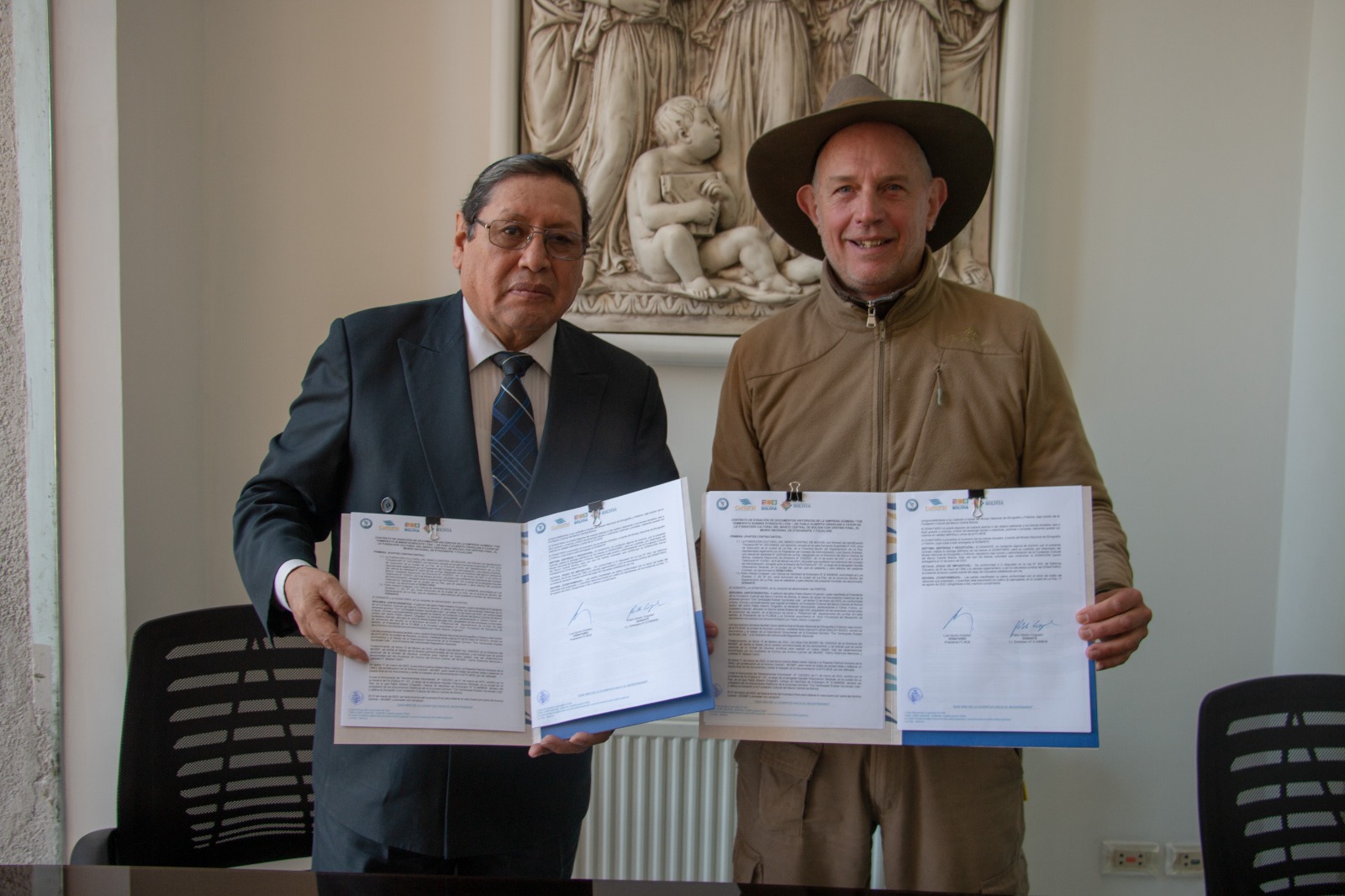 Documentos históricos que relatan el auge de la goma paceña son donados a la Fundación Cultural del BCB