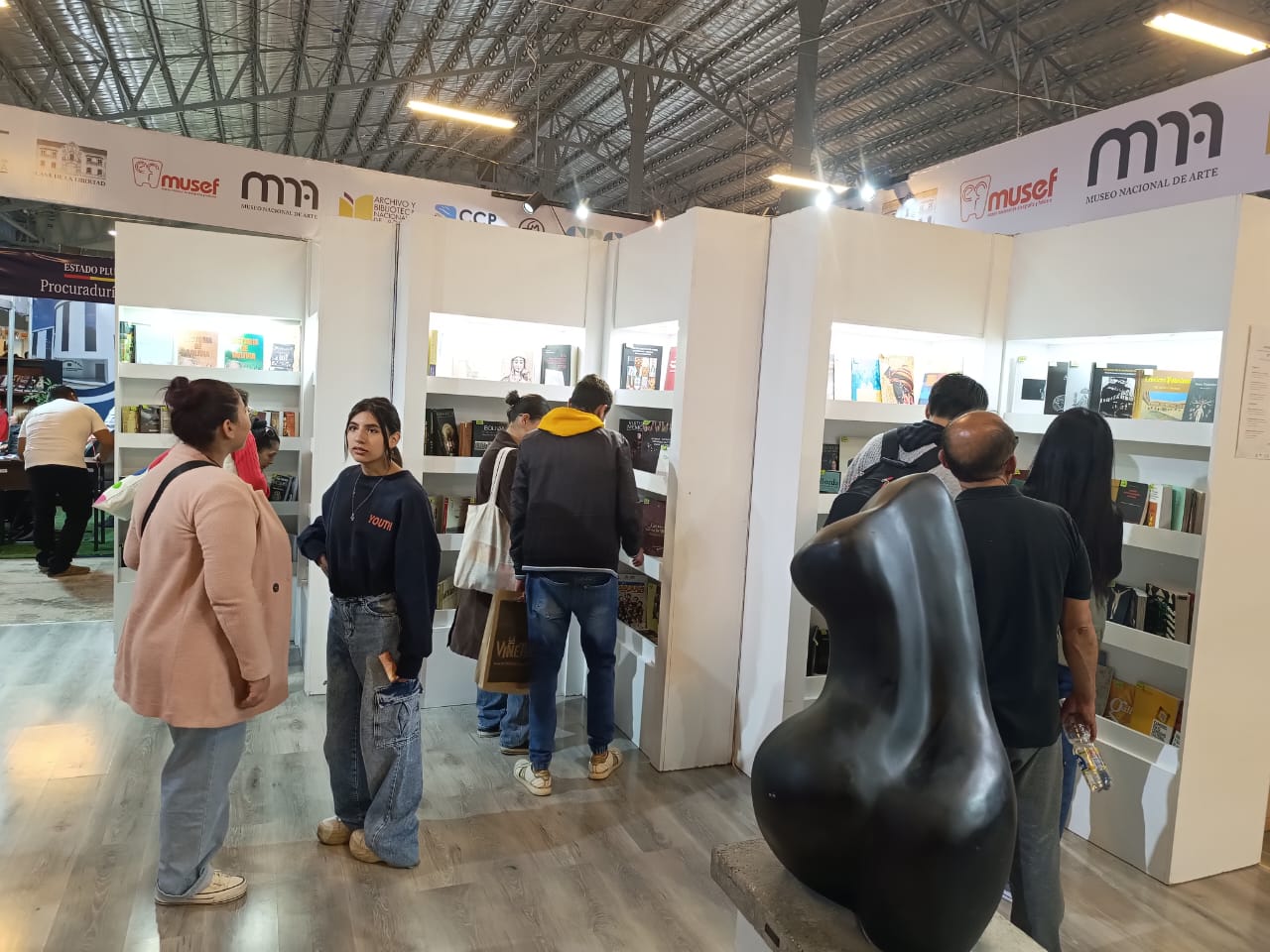 La biografía de Óscar Alfaro fue lo más solicitado en el stand de la Fundación Cultural del BCB en la Feria del Libro 