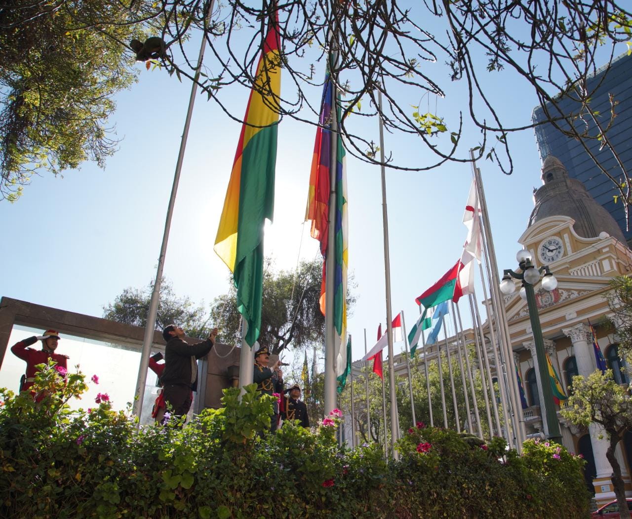 Autoridades y Fuerzas Armadas rinden homenaje al 198 aniversario de la Bandera Boliviana “emblema de lucha y de unidad”