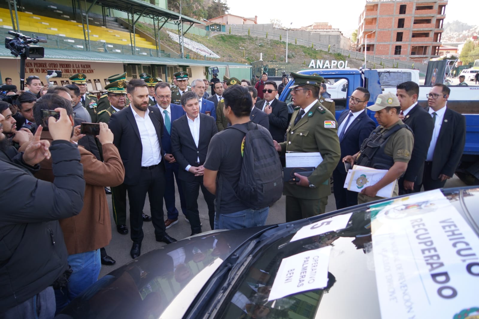 En Bolivia recuperan 99 vehículos robados en Chile