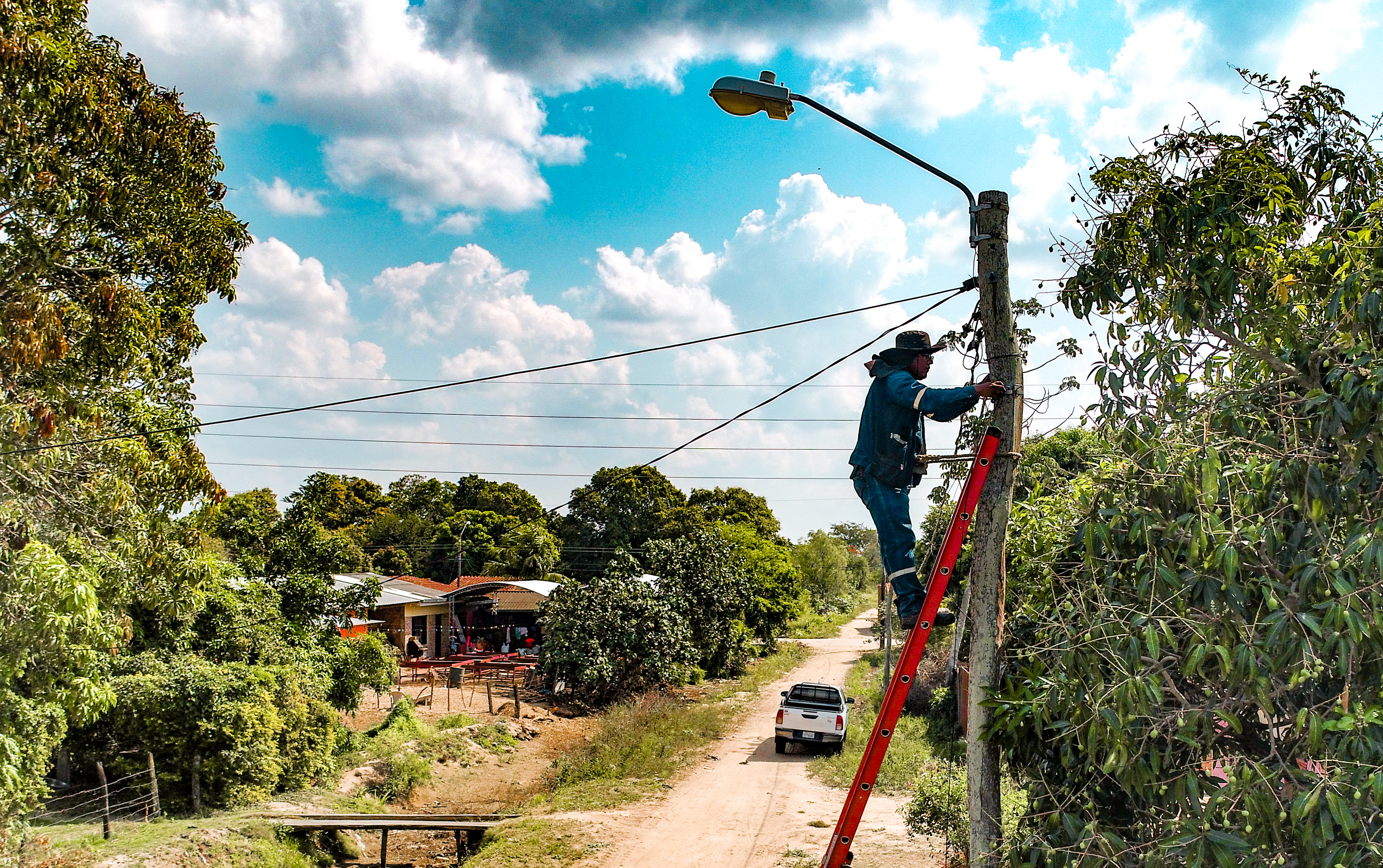 Instalación de redes de fibra óptica en el municipio cruceño de Fernández Alonso. Foto: Entel.