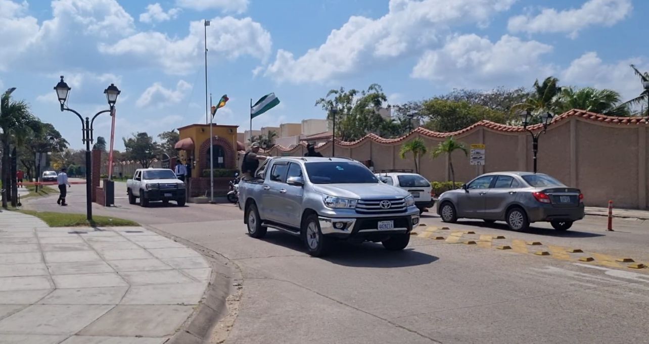 Allanan inmuebles y arrestan a una persona en busca del acusado de violación en el Colegio Alemán 