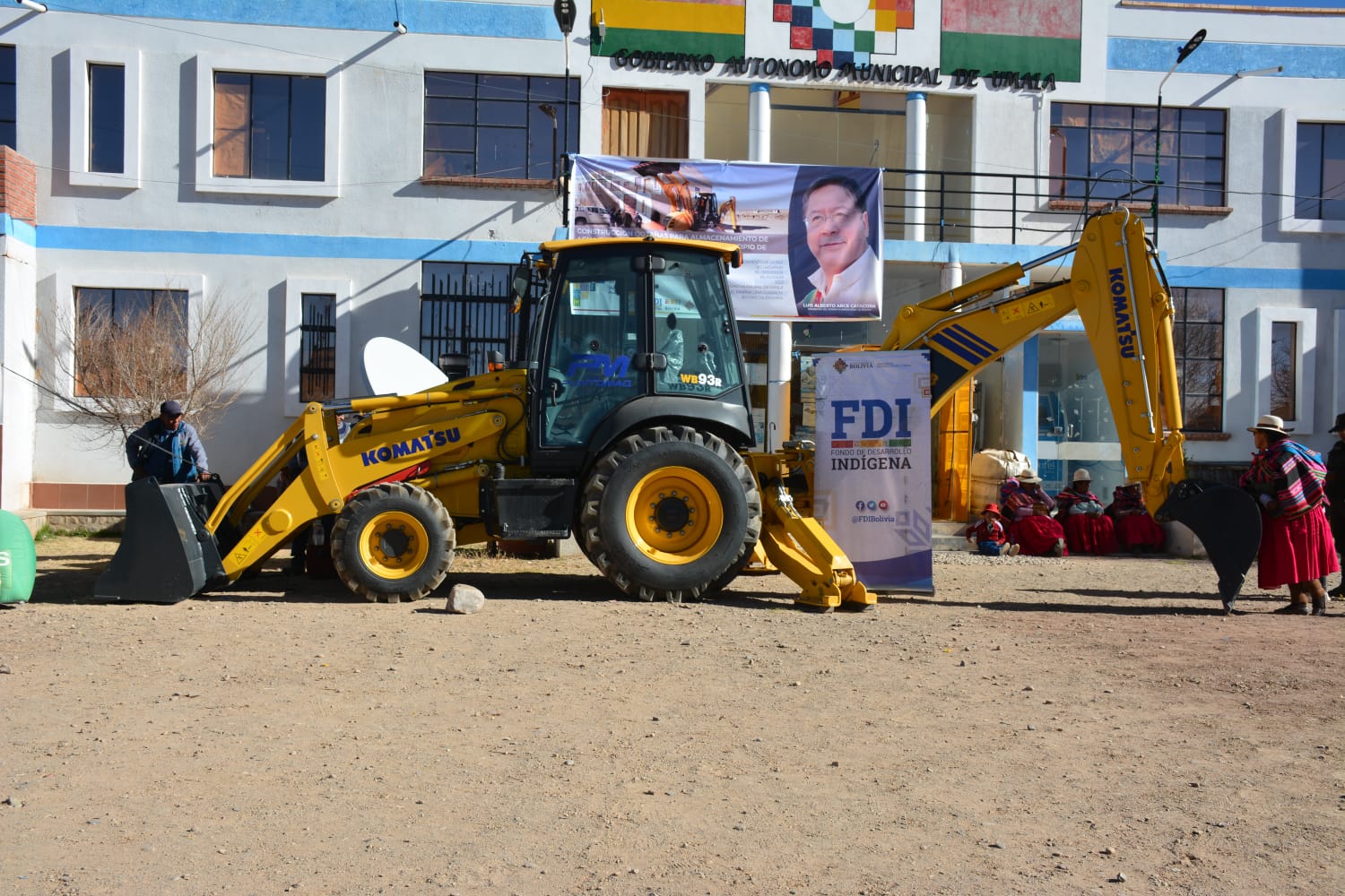 Entregan maquinaria para construir reservorios de agua y potenciar la actividad pecuaria y lechera